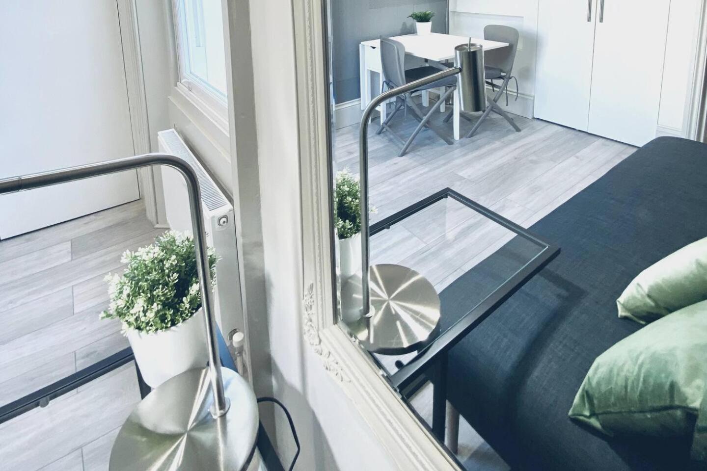 Apt 03 Beachside Beauty Central Studio Steps From Cafes Brighton Exteriör bild