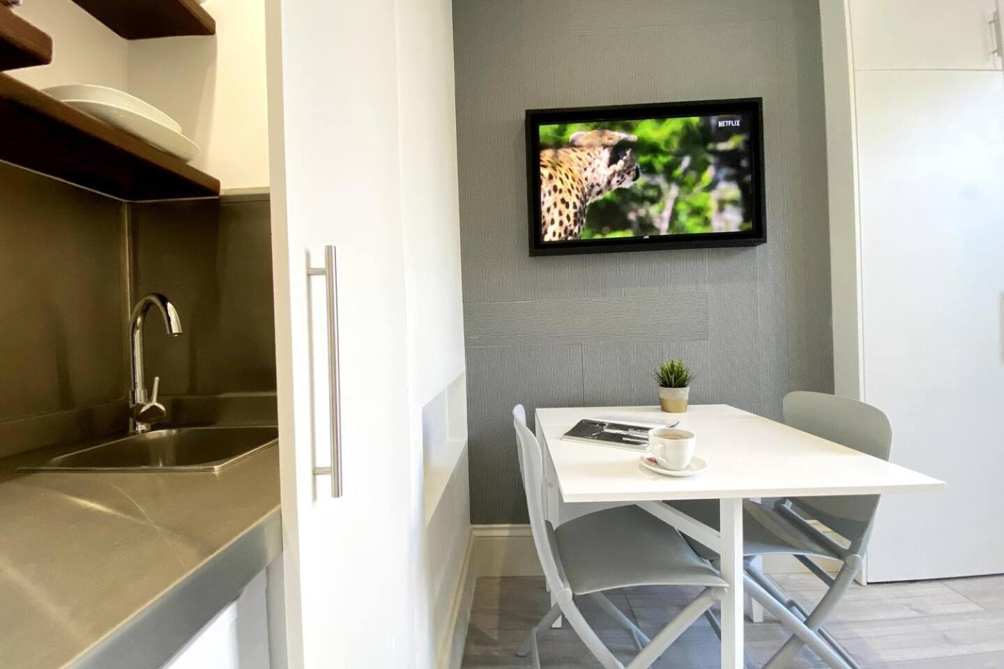Apt 03 Beachside Beauty Central Studio Steps From Cafes Brighton Exteriör bild